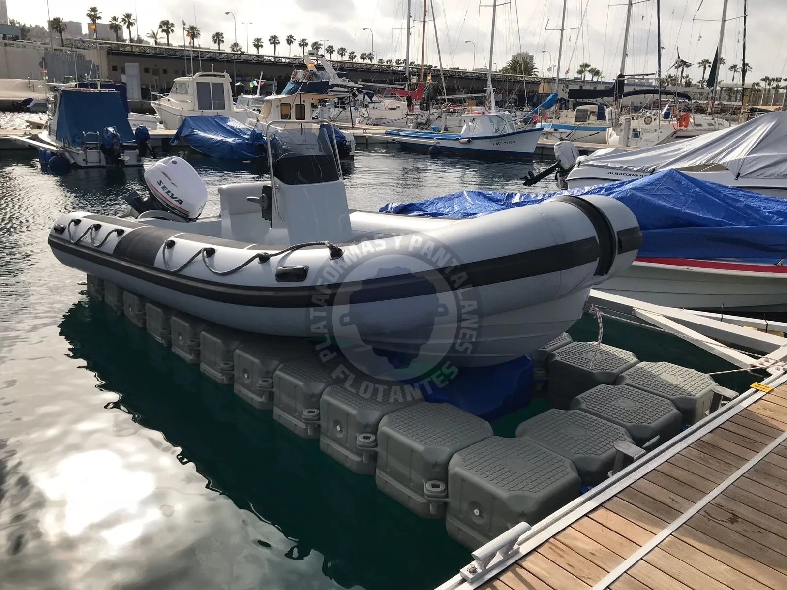 Ventajas de las plataformas flotantes para lanchas de motor